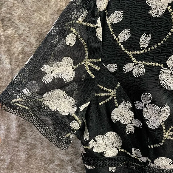 Lace and  embroidered detail dress - Picture 4 of 7